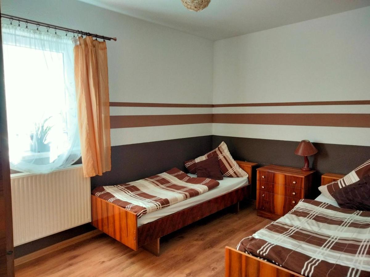 Pod Piramida Villa Ługniany Buitenkant foto